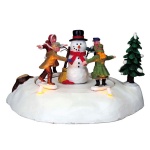 village-de-noel-bonhomme-de-neige-enfants-lemax-anime
