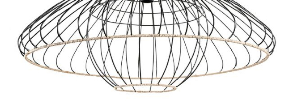 Un luminaire en métal et rotin