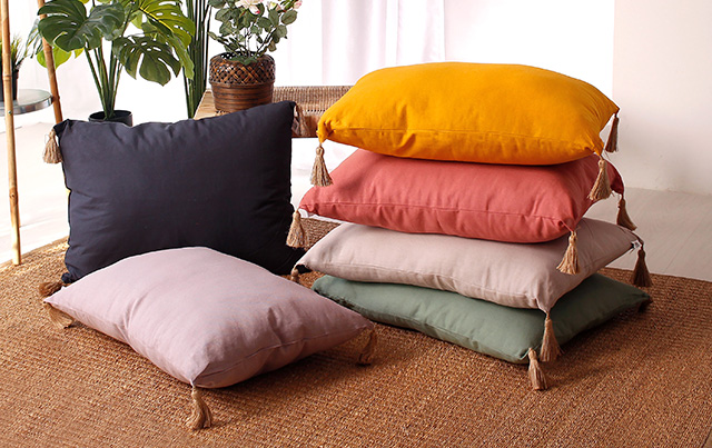 Le coussin Panama avec pompons jute 