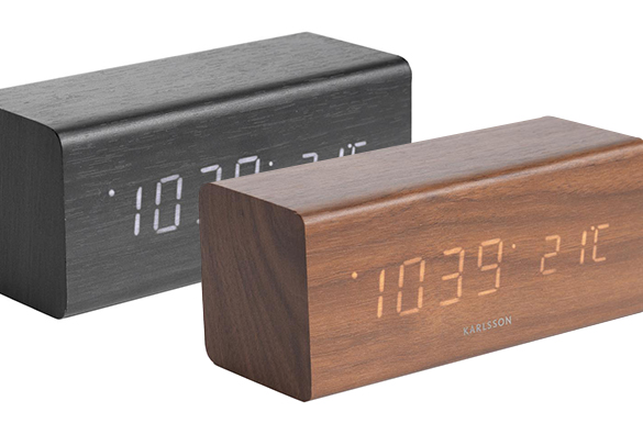 Des réveils en bois en deux coloris au choix