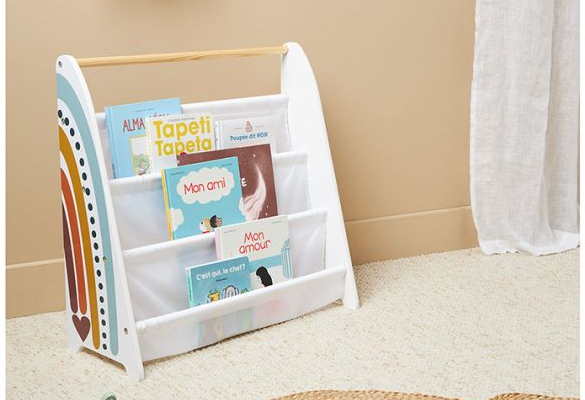 Une bibliothèque enfant arc-en-ciel pour des livres à portée de main !